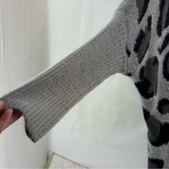 Chic XL Miss Sparkling Gray Leopard Women's Cardigan - Picture 4 of 10